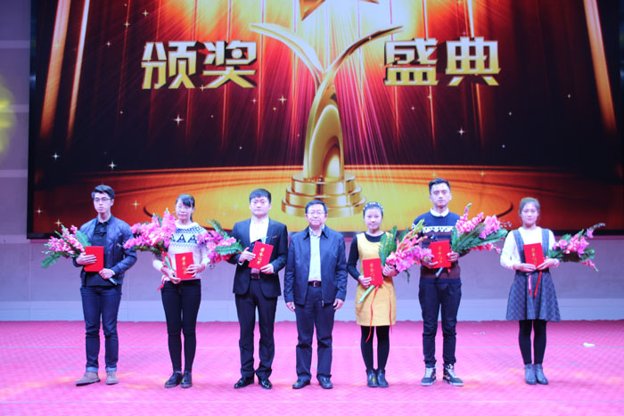 1481861692203884.jpg 牛阳副校长颁奖.1.jpg